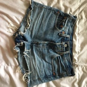 Distressed Levi 501 shorts !